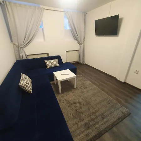 3 Cinema Garden Parking House * Βουκουρέστι