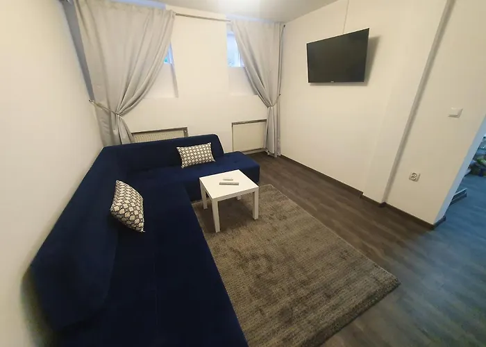 3 Cinema Garden Parking House * Bucureşti