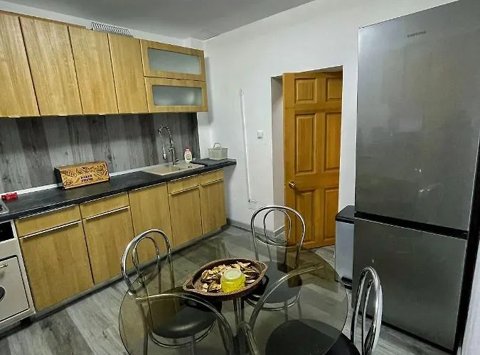 3 Cinema Garden Parking House * Bucureşti